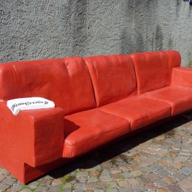Anderé Becchio 2022 Alle Arbeiten: Rotes Sofa